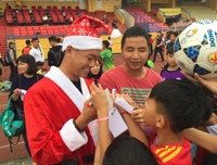 [ẢNH] Duy Mạnh, Đức Huy hóa thân ông già Noel tặng quà các em nhỏ