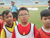 [ẢNH] Duy Mạnh, Đức Huy hóa thân ông già Noel tặng quà các em nhỏ