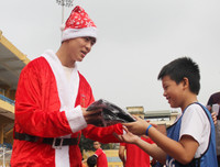 [ẢNH] Duy Mạnh, Đức Huy hóa thân ông già Noel tặng quà các em nhỏ