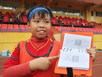 [ẢNH] Duy Mạnh, Đức Huy hóa thân ông già Noel tặng quà các em nhỏ