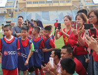 [ẢNH] Duy Mạnh, Đức Huy hóa thân ông già Noel tặng quà các em nhỏ