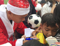 [ẢNH] Duy Mạnh, Đức Huy hóa thân ông già Noel tặng quà các em nhỏ