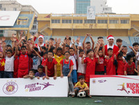 [ẢNH] Duy Mạnh, Đức Huy hóa thân ông già Noel tặng quà các em nhỏ