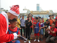 [ẢNH] Duy Mạnh, Đức Huy hóa thân ông già Noel tặng quà các em nhỏ