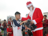 [ẢNH] Duy Mạnh, Đức Huy hóa thân ông già Noel tặng quà các em nhỏ