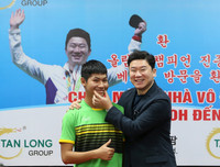 Quán quân Olympic Jin Jong-oh trổ tài bắn súng trước các xạ thủ Việt Nam