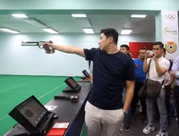 Quán quân Olympic Jin Jong-oh trổ tài bắn súng trước các xạ thủ Việt Nam