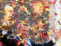 [ẢNH] Cúp vàng thế giới đến Nga, chờ trao tay nhà vô địch World Cup 2018