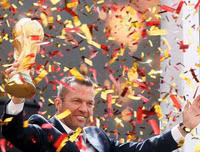 [ẢNH] Cúp vàng thế giới đến Nga, chờ trao tay nhà vô địch World Cup 2018