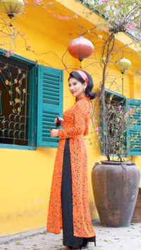 NSƯT Mỹ Uyên hóa thân thành 