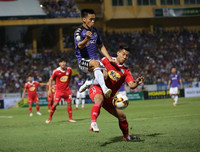 [ẢNH] Fan nữ xinh như mộng đến sân xem Xuân Trường, Quang Hải trổ tài