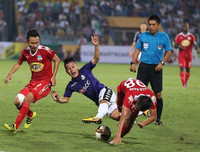 [ẢNH] Fan nữ xinh như mộng đến sân xem Xuân Trường, Quang Hải trổ tài