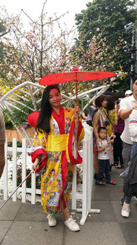 [Ảnh] Người dân Hà Nội chen chân chụp ảnh bên hoa anh đào Nhật Bản