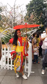 [Ảnh] Người dân Hà Nội chen chân chụp ảnh bên hoa anh đào Nhật Bản