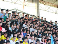 [ẢNH] Vào chung kết, CĐV vỡ òa sung sướng, cầu thủ THPT Lê Văn Thiêm bật khóc