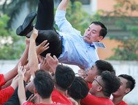 [ẢNH] Vào chung kết, CĐV vỡ òa sung sướng, cầu thủ THPT Lê Văn Thiêm bật khóc