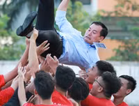 [ẢNH] Vào chung kết, CĐV vỡ òa sung sướng, cầu thủ THPT Lê Văn Thiêm bật khóc