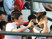 [ẢNH] Vào chung kết, CĐV vỡ òa sung sướng, cầu thủ THPT Lê Văn Thiêm bật khóc