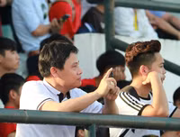 [ẢNH] Vào chung kết, CĐV vỡ òa sung sướng, cầu thủ THPT Lê Văn Thiêm bật khóc