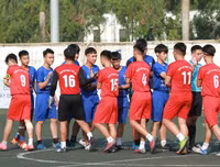 [ẢNH] Vào chung kết, CĐV vỡ òa sung sướng, cầu thủ THPT Lê Văn Thiêm bật khóc