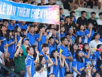 [ẢNH] Vào chung kết, CĐV vỡ òa sung sướng, cầu thủ THPT Lê Văn Thiêm bật khóc