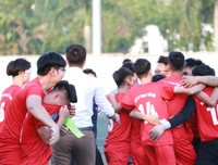 [ẢNH] Vào chung kết, CĐV vỡ òa sung sướng, cầu thủ THPT Lê Văn Thiêm bật khóc