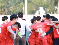 [ẢNH] Vào chung kết, CĐV vỡ òa sung sướng, cầu thủ THPT Lê Văn Thiêm bật khóc