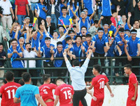 [ẢNH] Vào chung kết, CĐV vỡ òa sung sướng, cầu thủ THPT Lê Văn Thiêm bật khóc