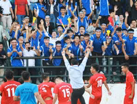 [ẢNH] Vào chung kết, CĐV vỡ òa sung sướng, cầu thủ THPT Lê Văn Thiêm bật khóc