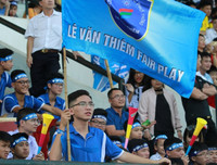 [ẢNH] Vào chung kết, CĐV vỡ òa sung sướng, cầu thủ THPT Lê Văn Thiêm bật khóc