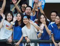 [ẢNH] Vào chung kết, CĐV vỡ òa sung sướng, cầu thủ THPT Lê Văn Thiêm bật khóc