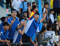 [ẢNH] Vào chung kết, CĐV vỡ òa sung sướng, cầu thủ THPT Lê Văn Thiêm bật khóc