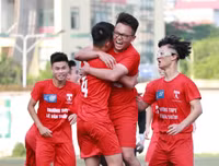 [ẢNH] Vào chung kết, CĐV vỡ òa sung sướng, cầu thủ THPT Lê Văn Thiêm bật khóc