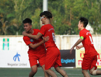 [ẢNH] Vào chung kết, CĐV vỡ òa sung sướng, cầu thủ THPT Lê Văn Thiêm bật khóc