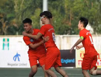 [ẢNH] Vào chung kết, CĐV vỡ òa sung sướng, cầu thủ THPT Lê Văn Thiêm bật khóc