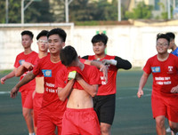 [ẢNH] Vào chung kết, CĐV vỡ òa sung sướng, cầu thủ THPT Lê Văn Thiêm bật khóc