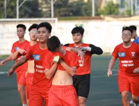 [ẢNH] Vào chung kết, CĐV vỡ òa sung sướng, cầu thủ THPT Lê Văn Thiêm bật khóc