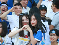 [ẢNH] Vào chung kết, CĐV vỡ òa sung sướng, cầu thủ THPT Lê Văn Thiêm bật khóc