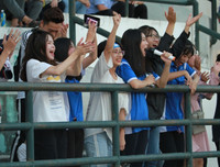 [ẢNH] Vào chung kết, CĐV vỡ òa sung sướng, cầu thủ THPT Lê Văn Thiêm bật khóc