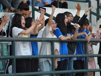 [ẢNH] Vào chung kết, CĐV vỡ òa sung sướng, cầu thủ THPT Lê Văn Thiêm bật khóc