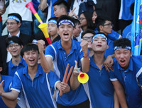 [ẢNH] Vào chung kết, CĐV vỡ òa sung sướng, cầu thủ THPT Lê Văn Thiêm bật khóc