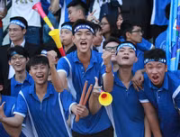 [ẢNH] Vào chung kết, CĐV vỡ òa sung sướng, cầu thủ THPT Lê Văn Thiêm bật khóc