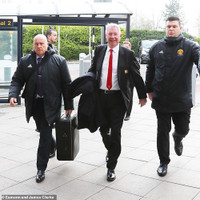 [ẢNH] Sir Alex bất chấp tuổi già, sang Nou Camp 