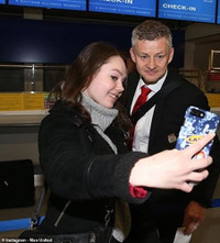 [ẢNH] Sir Alex bất chấp tuổi già, sang Nou Camp 