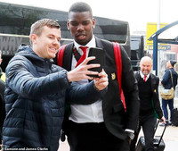 [ẢNH] Sir Alex bất chấp tuổi già, sang Nou Camp 