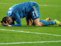 [ẢNH] Trung vệ đắt giá đổ máu vẫn không cứu nổi Juve