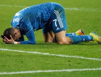 [ẢNH] Trung vệ đắt giá đổ máu vẫn không cứu nổi Juve