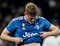 [ẢNH] Trung vệ đắt giá đổ máu vẫn không cứu nổi Juve