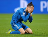 [ẢNH] Trung vệ đắt giá đổ máu vẫn không cứu nổi Juve