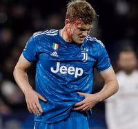 [ẢNH] Trung vệ đắt giá đổ máu vẫn không cứu nổi Juve